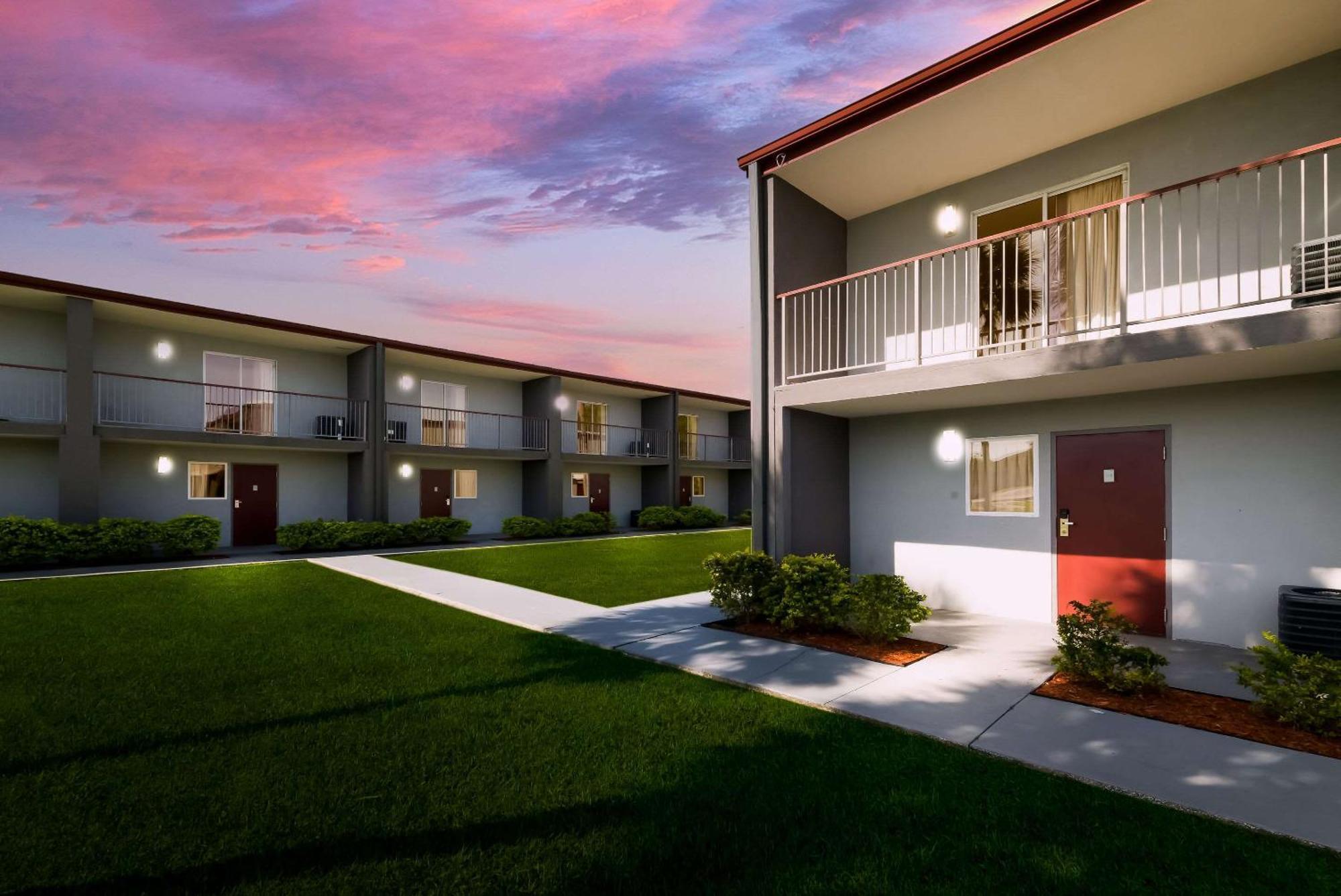 Quality Suites Wildwood - The Villages Exterior photo